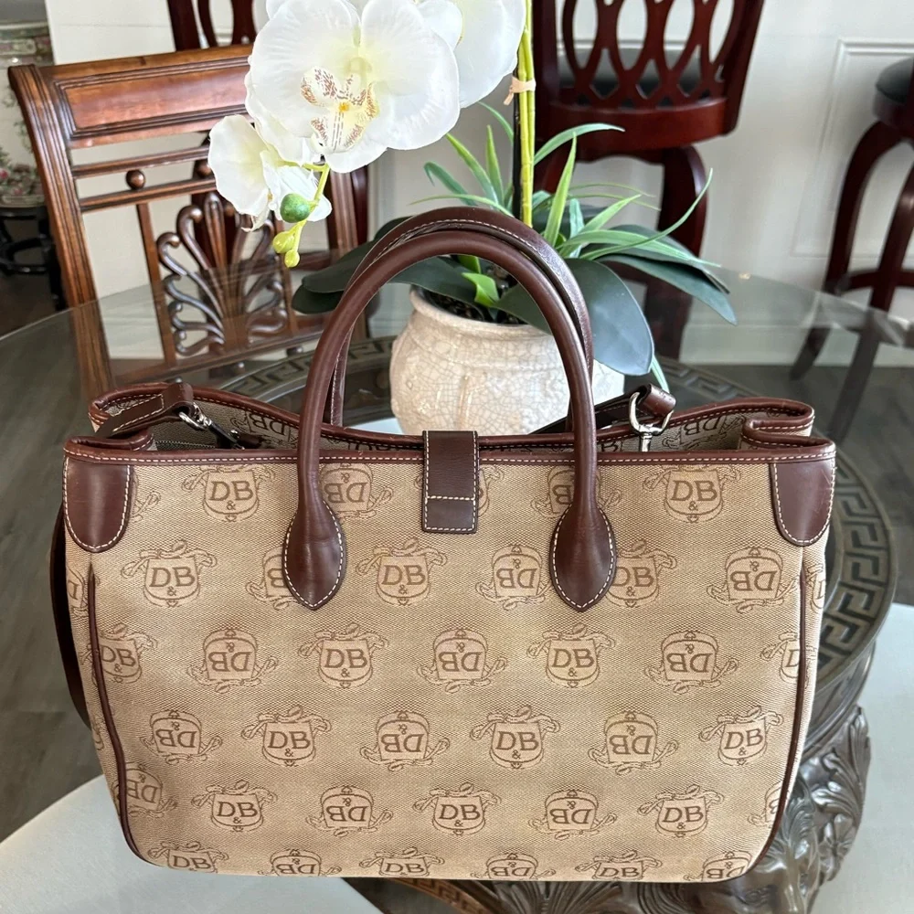 🤎🤎DOONEY & BOURKE VINTAGE SIGNATURE TAN CANVAS AND BROWN LEATHER TOTE!🤎🤎